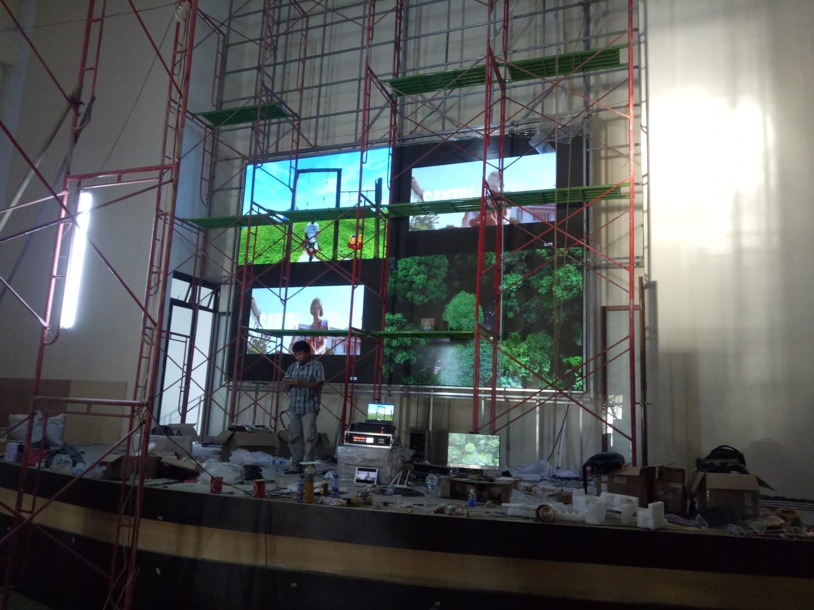 Proses pemasangan videotron indoor P2.5 di Kepolisian Daerah Kalimantan Utara