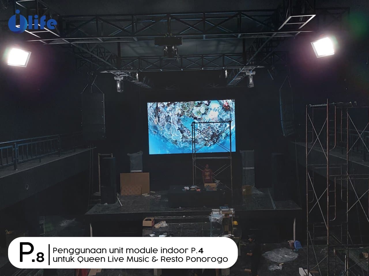 Pemasangan videotron indoor P4 di Queen live music Ponorogo